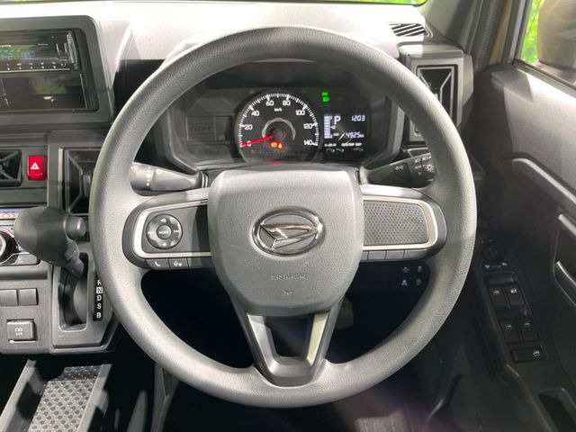 �C���e���A�ɍ��킹���f�U�C���̃X�e�A�����O�́A�^�]�������̂��Ƃ��l���A�^�]���₷���`��A�傫���ł��B�����x�A���ۂɐG���Ă��m���߂��������B