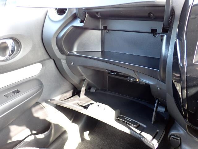 収納たっぷりグローブボックス。