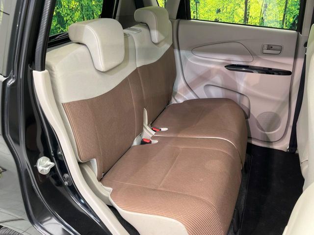 後部座席も気になるようなキズ・汚れやへたり等、大きなダメージはなく、良好な状態です。