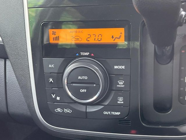 【オートエアコン】一度お好みの温度に設定すれば、車内の温度を検知し風量や温度を自動で調整。暑い…寒い…と何度もスイッチ操作をする必要はありません。快適な車内空間には必須の機能ですね♪