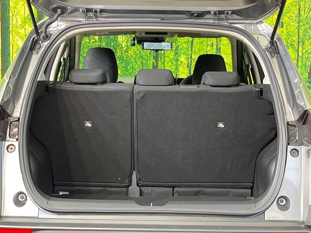 ���i�̂���������ʋ΁A���}���ɏ\���ȉ׎��X�y�[�X���m�ۂ��Ă���܂��B�Z�J���h�V�[�g��|���ƁA�傫�ȉו��̐ύڂ��\�ł���