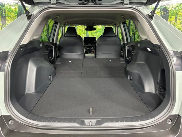 ���i�̂���������ʋ΁A���}���ɏ\���ȉ׎��X�y�[�X���m�ۂ��Ă���܂��B�Z�J���h�V�[�g��|���ƁA�傫�ȉו��̐ύڂ��\�ł���