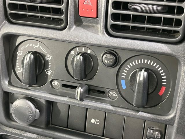 寒い冬も暑い夏も全席に快適な空調を届けてくれる、ダイヤル式エアコンを装備♪