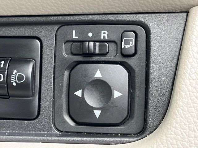 【電動格納ミラー】サイドミラーは電動格納式となっており、狭い駐車場でもキズがつくリスクを抑えられます。