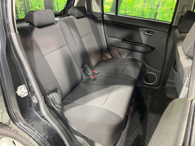 後部座席も気になるようなキズ・汚れやへたり等、大きなダメージはなく、良好な状態です。