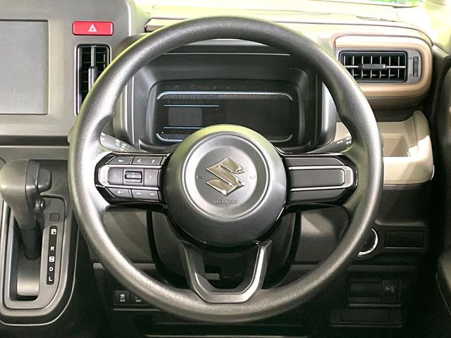 �C���e���A�ɍ��킹���f�U�C���̃X�e�A�����O�́A�^�]�������̂��Ƃ��l���A�^�]���₷���`��A�傫���ł��B�����x�A���ۂɐG���Ă��m���߂��������B