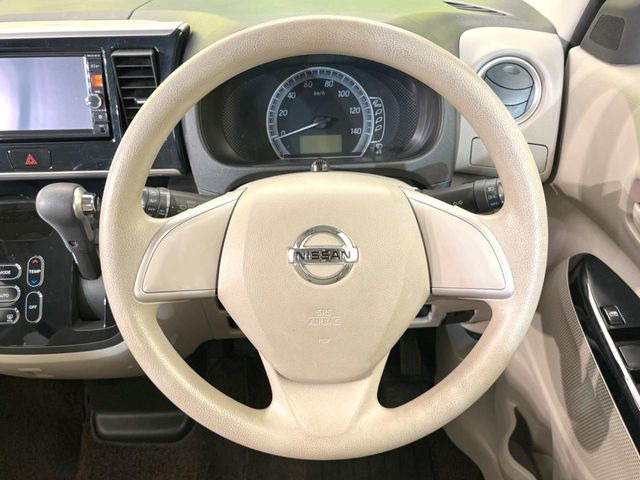 �C���e���A�ɍ��킹���f�U�C���̃X�e�A�����O�́A�^�]�������̂��Ƃ��l���A�^�]���₷���`��A�傫���ł��B�����x�A���ۂɐG���Ă��m���߂��������B