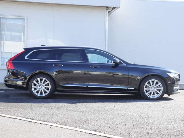 【消耗部品7品目の新品交換】エンジンオイル、オイルフィルター、メインバッテリー、前後ワイパーゴム、ブレーキフルード、冷却水、エアコンフィルターを新品交換します。