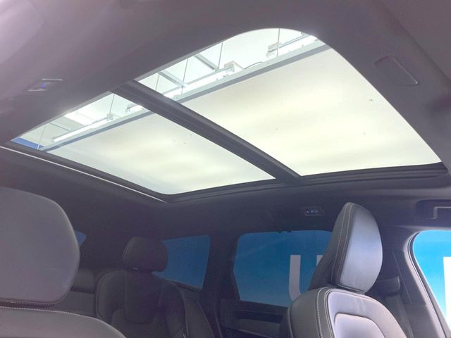 ●サンルーフ:開放感たっぷりの希少装備、サンルーフが装着されています!車内に明かりを取り入れたり景色を楽しむ以外にも、車内の空気も簡単に換気できて快適です!