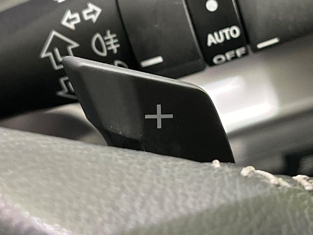 【パドルシフト】ハンドルから手を離さずに素早くシフトアップ&ダウンができるので、エンジンブレーキを使う下り坂や高速道路の合流で加速したい場面で役立ちます。