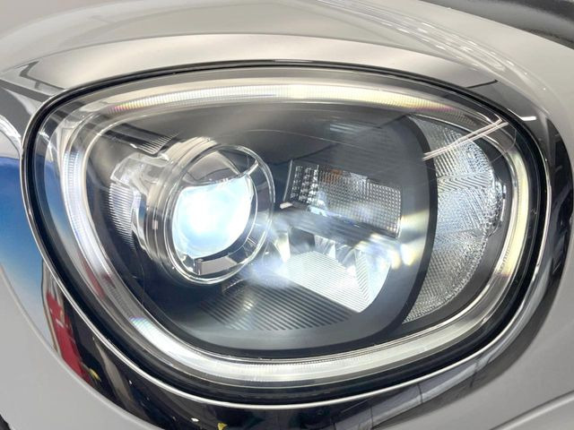 ●LEDヘッドライト:夜間走行時も良好な視界を確保し安心して運転できる高輝度LEDヘッドライトを装備!点灯速度が早く、消費電力も抑えられています。