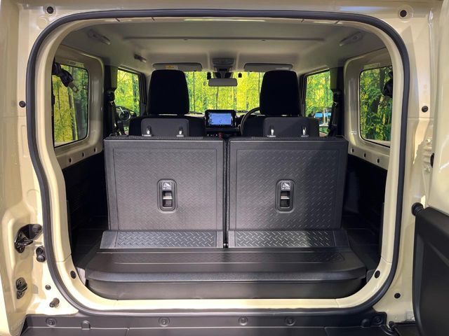 ���i�̂���������ʋ΁A���}���ɏ\���ȉ׎��X�y�[�X���m�ۂ��Ă���܂��B�Z�J���h�V�[�g��|���ƁA�傫�ȉו��̐ύڂ��\�ł���