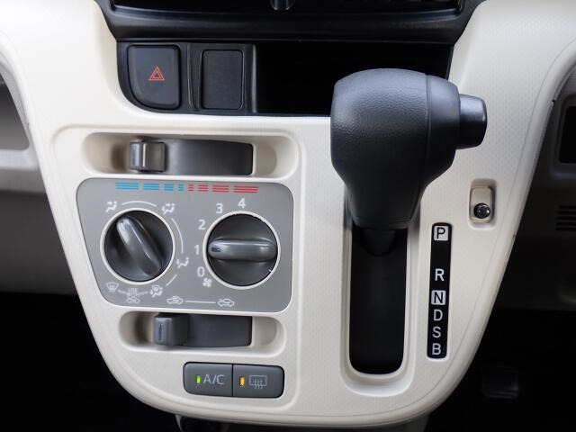シフトとエアコンです。ダイヤル式のマニュアルエアコンになります。シンプルで使いやすい!