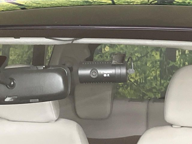 【ドライブレコーダー】安心・安全なカーライフに必須のドライブレコーダーを装備!走行中はもちろん、あおり運転や事故に遭遇した際の状況も映像で記録し、万一のリスクに備えます。