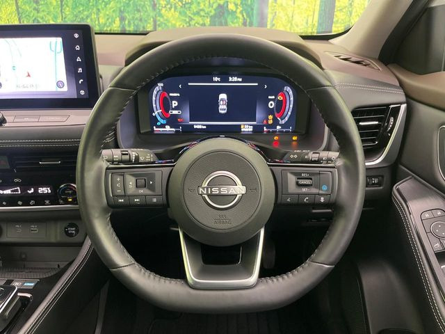 �C���e���A�ɍ��킹���f�U�C���̃X�e�A�����O�́A�^�]�������̂��Ƃ��l���A�^�]���₷���`��A�傫���ł��B�����x�A���ۂɐG���Ă��m���߂��������B