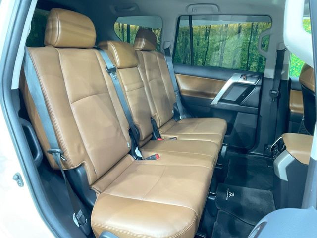 後部座席も気になるようなキズ・汚れやへたり等、大きなダメージはなく、良好な状態です。