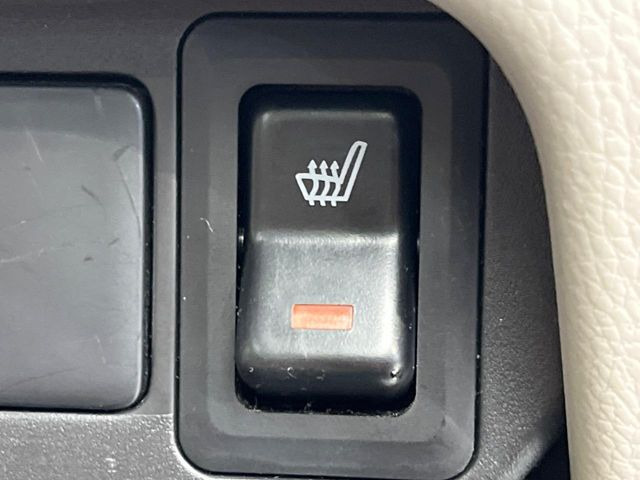 【シートヒーター】寒い日に重宝するシートヒーター!エアコンより早く温まってくれるので寒がりの人も安心ですね♪エアコンの温風は乾燥するから苦手、という方にもをおすすめです。