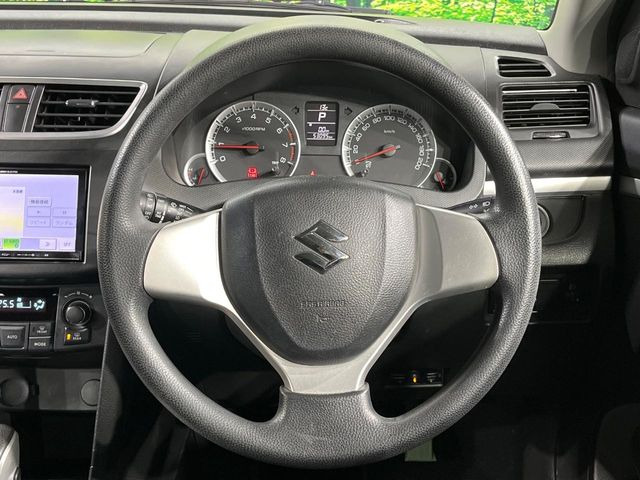 �C���e���A�ɍ��킹���f�U�C���̃X�e�A�����O�́A�^�]�������̂��Ƃ��l���A�^�]���₷���`��A�傫���ł��B�����x�A���ۂɐG���Ă��m���߂��������B