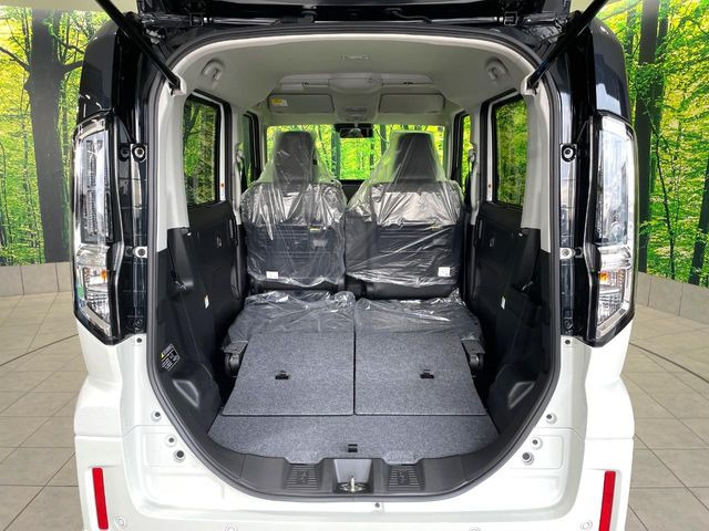 ���i�̂���������ʋ΁A���}���ɏ\���ȉ׎��X�y�[�X���m�ۂ��Ă���܂��B�Z�J���h�V�[�g��|���ƁA�傫�ȉו��̐ύڂ��\�ł���