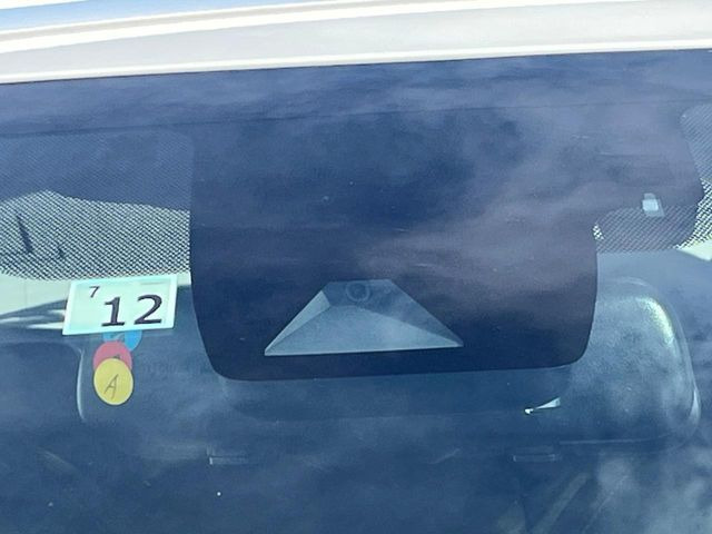 �y�g���^�Z�[�t�e�B�Z���X�z���s���ɑO���̎ԗ�����F�����A�Փ˂������Ȏ��͌x��ƃu���[�L�ŏՓˉ���Ɣ�Q�y�����A�V�X�g�B�����S�Ƀh���C�u�����y���݂��������܂��B