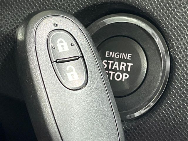 【キーレススタートシステム】カバンやポケットに入れたままでもドアの施錠・解錠が可能なスマートキーを装備。エンジンのオン・オフ時もカギを取り出す必要が無いからとっても便利です♪