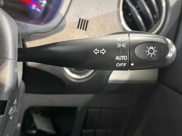 【オートライト】周りの明るさに応じて自動でヘッドライトの点灯・消灯ができる機能です!ライトの付け忘れ・消し忘れなどが無くなり、雨の日や夕方の走行も安心!トンネル通過時も便利ですね♪