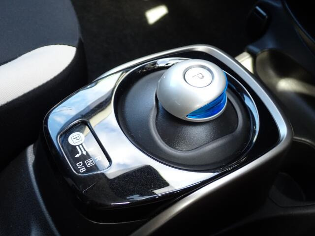 シフトノブはスレがなく、きれいな状態です。いつでも触れる部分がきれいだと大切に乗られていたことが分かりますよ。