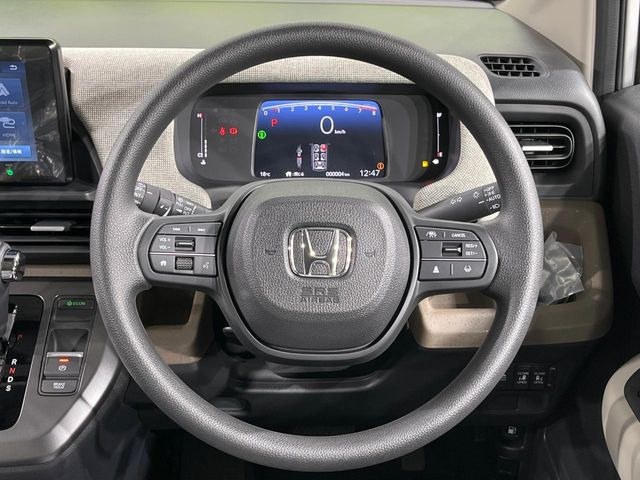 �C���e���A�ɍ��킹���f�U�C���̃X�e�A�����O�́A�^�]�������̂��Ƃ��l���A�^�]���₷���`��A�傫���ł��B�����x�A���ۂɐG���Ă��m���߂��������B