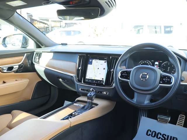 北名古屋店、土浦店は指定整備工場を所有。野田店、横浜店には認証整備工場を所有しています。それぞれの拠点に整備リフトやテスター等の設備機器を完備しています。