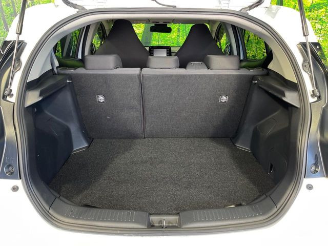 普段のお買い物や通勤、送迎等に十分な荷室スペースを確保しております。セカンドシートを倒すと、大きな荷物の積載も可能です♪