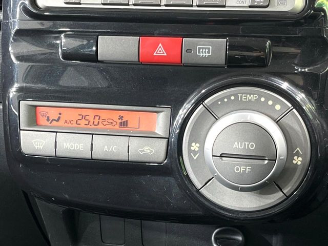 【オートエアコン】一度お好みの温度に設定すれば、車内の温度を検知し風量や温度を自動で調整。暑い…寒い…と何度もスイッチ操作をする必要はありません。快適な車内空間には必須の機能ですね♪