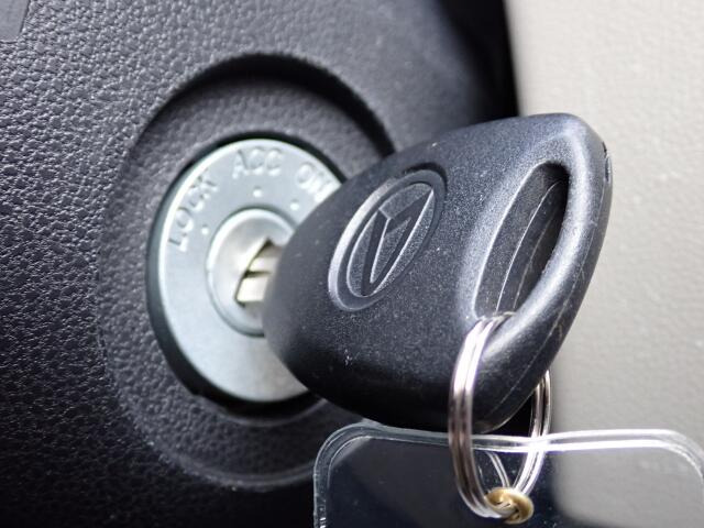 エンジン始動は、キーを差し込むタイプです。