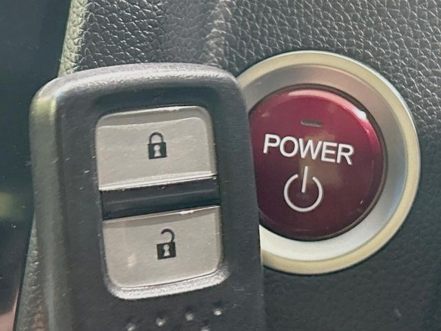 �yHonda�X�}�[�g�L�[�z�J�o����|�P�b�g�ɓ��ꂽ�܂܂ł��h�A�̎{���E�������\�ȃX�}�[�g�L�[�𑕔��B�G���W���̃I���E�I�t�����J�M�����o���K�v����������Ƃ��Ă��֗��ł���