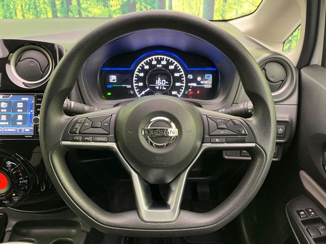 �C���e���A�ɍ��킹���f�U�C���̃X�e�A�����O�́A�^�]�������̂��Ƃ��l���A�^�]���₷���`��A�傫���ł��B�����x�A���ۂɐG���Ă��m���߂��������B