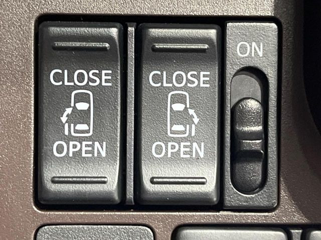 【両側パワースライドドア】スマートキーや運転席のスイッチで後席両側スライドドアの開閉が可能♪電動だから力を入れてドアを開ける必要が無く、小さなお子様でも簡単に開け閉めでき快適です♪