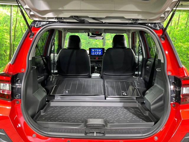 ���i�̂���������ʋ΁A���}���ɏ\���ȉ׎��X�y�[�X���m�ۂ��Ă���܂��B�Z�J���h�V�[�g��|���ƁA�傫�ȉו��̐ύڂ��\�ł���