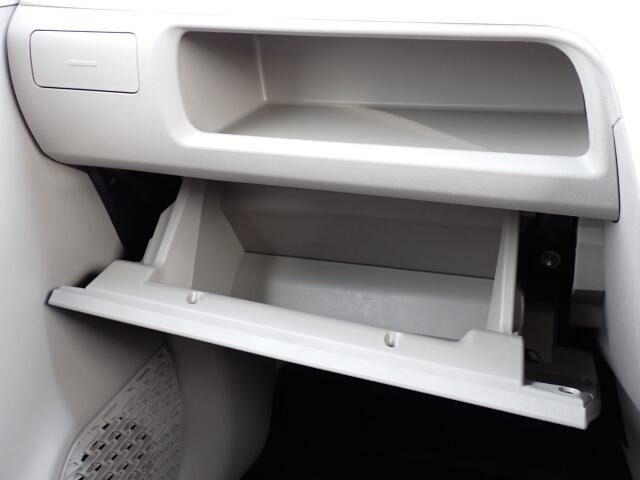 収納たっぷりグローブボックス。