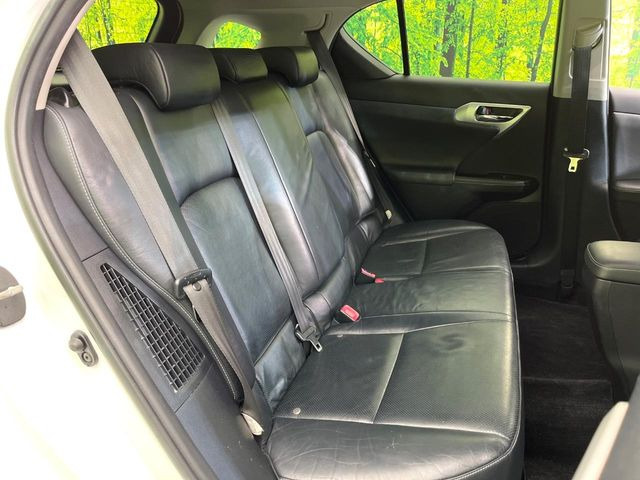 後部座席も気になるようなキズ・汚れやへたり等、大きなダメージはなく、良好な状態です。