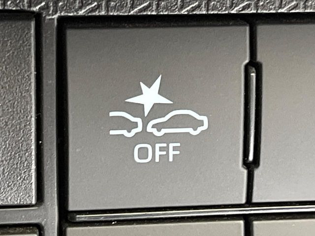 【スマートアシスト】走行中に前方の車両等を認識し、衝突しそうな時は警報とブレーキで衝突回避と被害軽減をアシスト。より安全にドライブをお楽しみいただけます。