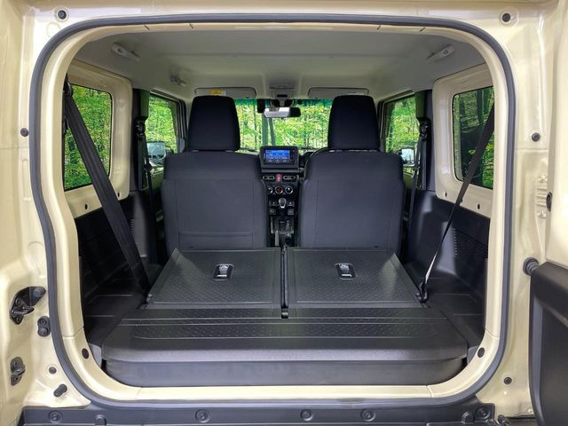 後席を格納すると、これだけの広さが!シーンに合わせたシートアレンジで、大きな荷物も積むことが出来ます♪
