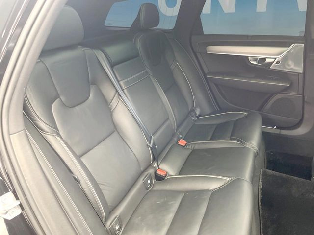 ●後部座席も気になるようなキズ・汚れやへたり等、大きなダメージはなく、良好な状態です。