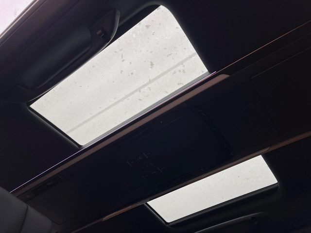 【左右独立ムーンルーフ】2列目左右席にそれぞれ配置されたガラスルーフ!日差しに合わせて片側だけシェードを閉めることも可能です!