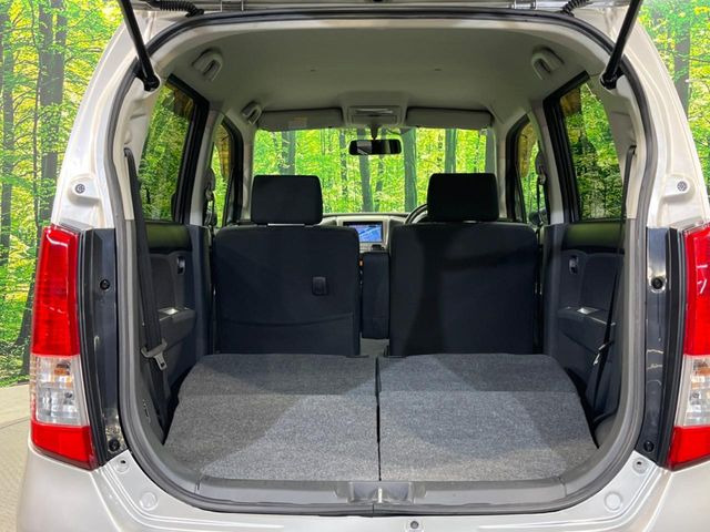 積み下ろしのしやすいデッキにはたっぷりと荷物を積み込んでいただけます。遊びから仕事まで、様々なシーンで頼れます♪