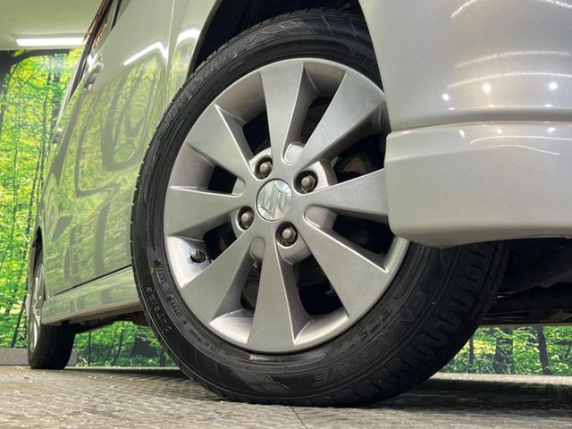 【純正アルミホイール】外観にマッチしたアルミホイールを装着しております。各種アルミホイールや、スタッドレスタイヤも取扱いしております。是非ご相談ください♪