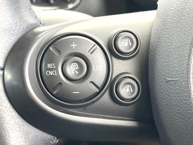 ●アクティブクルーズコントロール:前の車との車間距離を一定にとりつつ、一定速度で自動走行してくれる次世代のクルーズコントロール!主に高速道路や自動車専用道路で使用する便利な機能です!