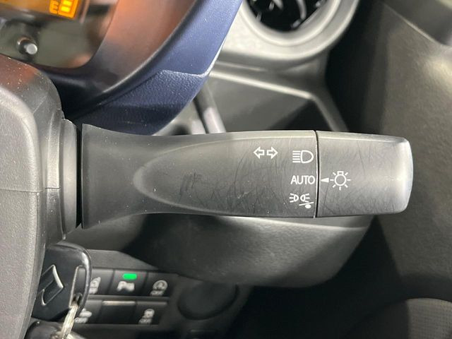 【オートライト】周りの明るさに応じて自動でヘッドライトの点灯・消灯ができる機能です!ライトの付け忘れ・消し忘れなどが無くなり、雨の日や夕方の走行も安心!トンネル通過時も便利ですね♪