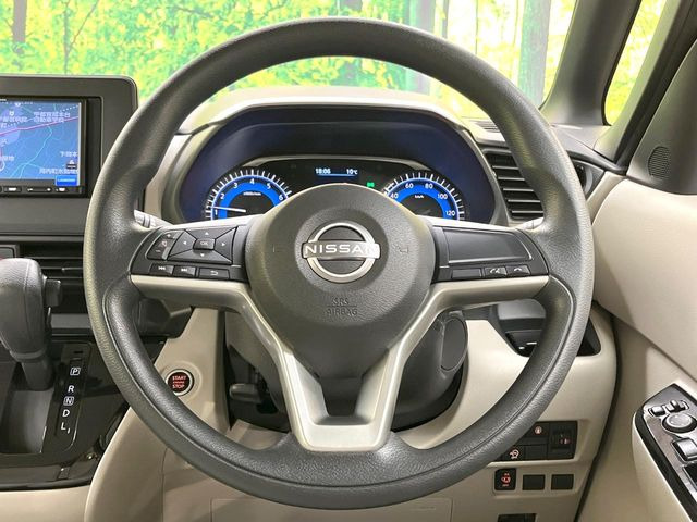 �C���e���A�ɍ��킹���f�U�C���̃X�e�A�����O�́A�^�]�������̂��Ƃ��l���A�^�]���₷���`��A�傫���ł��B�����x�A���ۂɐG���Ă��m���߂��������B