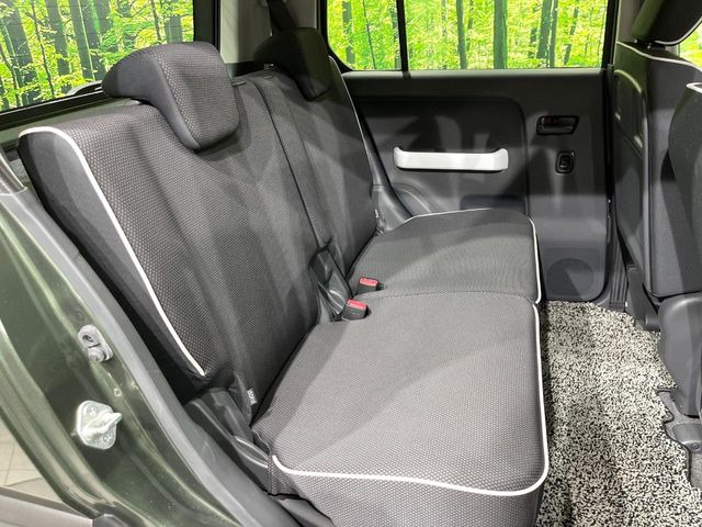 後部座席も気になるようなキズ・汚れやへたり等、大きなダメージはなく、良好な状態です。