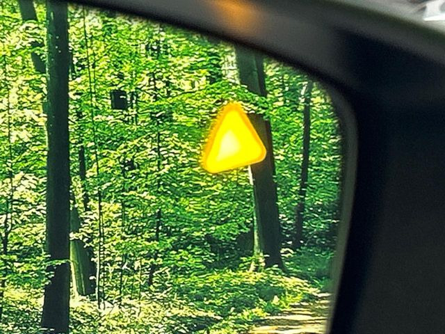 �y�u���C���h�X�|�b�g���j�^�����O�z���s���A�h�A�~���[�̎��p�ɂȂ�₷���ӏ��Ɍ㑱�Ԃ��ڋ߂���ƃT�C�h�~���[�t�߂Ɍx����\���A�h���C�o�[�ɒ��ӊ��N�����Ă���܂��B