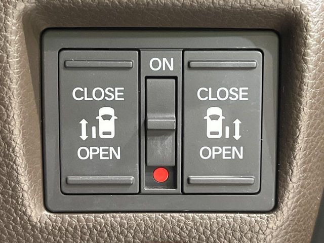 【両側パワースライドドア】スマートキーや運転席のスイッチで後席両側スライドドアの開閉が可能♪電動だから力を入れてドアを開ける必要が無く、小さなお子様でも簡単に開け閉めでき快適です♪